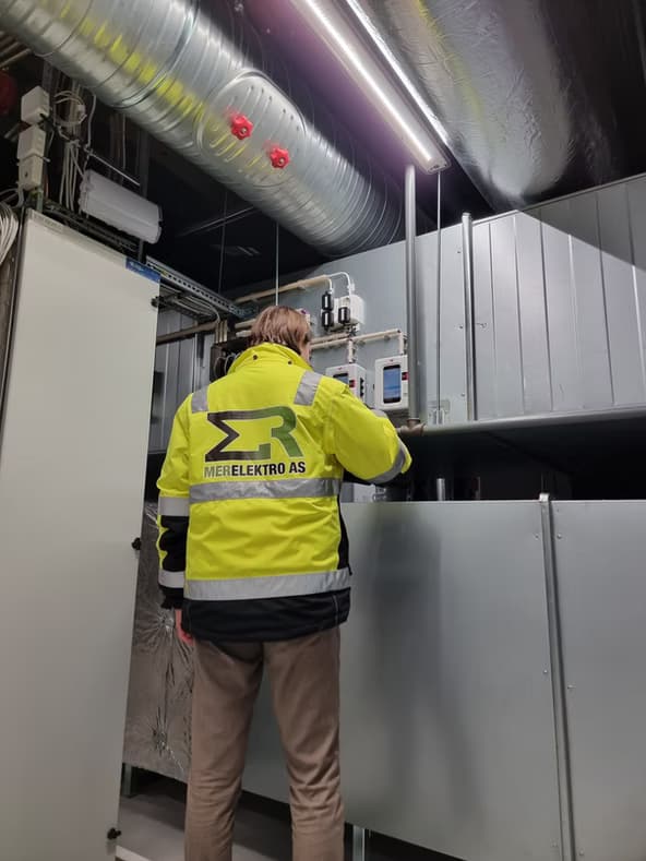 e2cb33_b7970e5cdc204550bd526ec0784550fb~mv2